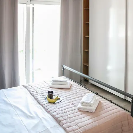 Апартаменти Secret Loft, 2min Walk From The Beach. High Tech! *